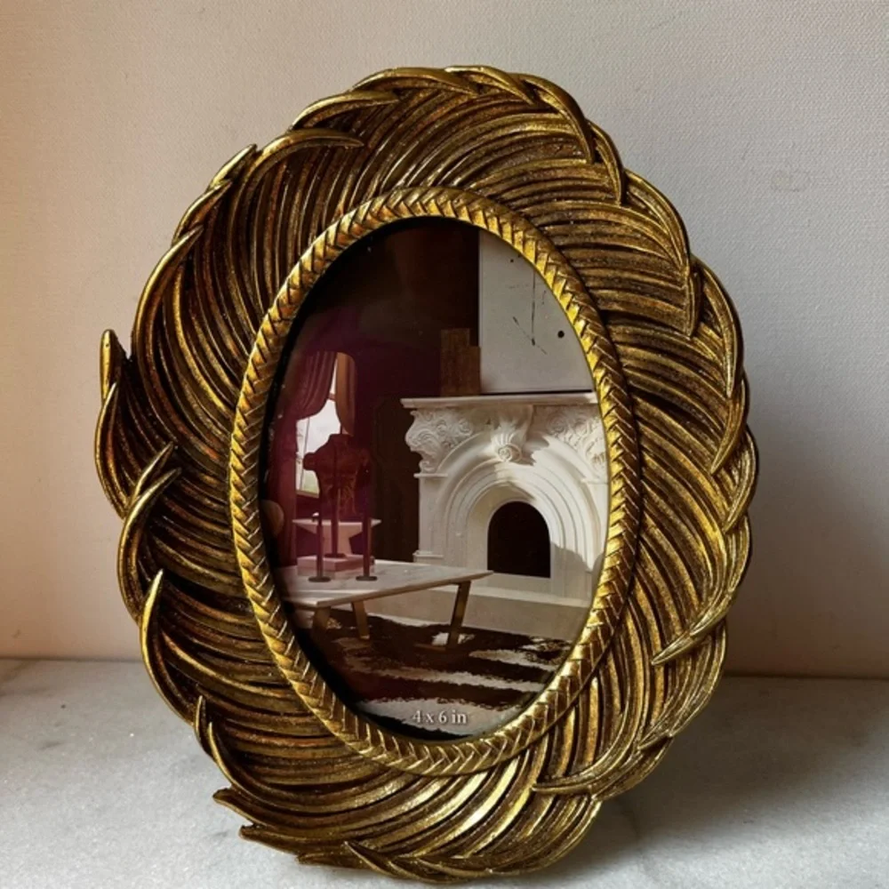 Gold Ornate Oval feather Picture Frame for 4x6” photo
